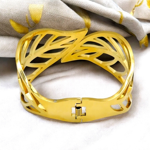 ποΈChunky Goldβ Leaf Cuff Bracelet | 18K Gold Plated Stainless Steel | Sparkling - Picture 11 of 14